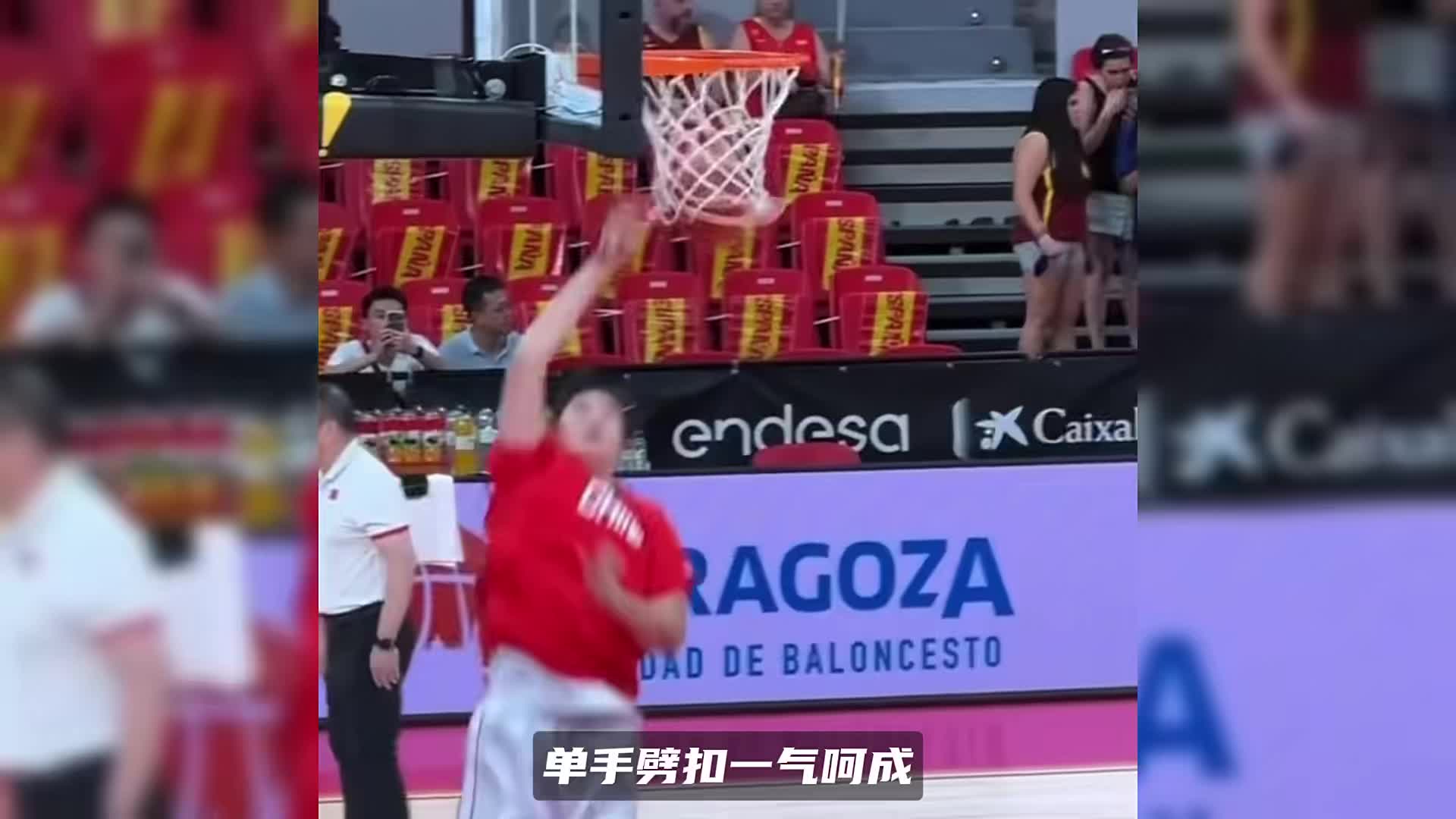 历史第一人！张子宇热身轻松扣篮，2米26小巨人备战女篮世界杯