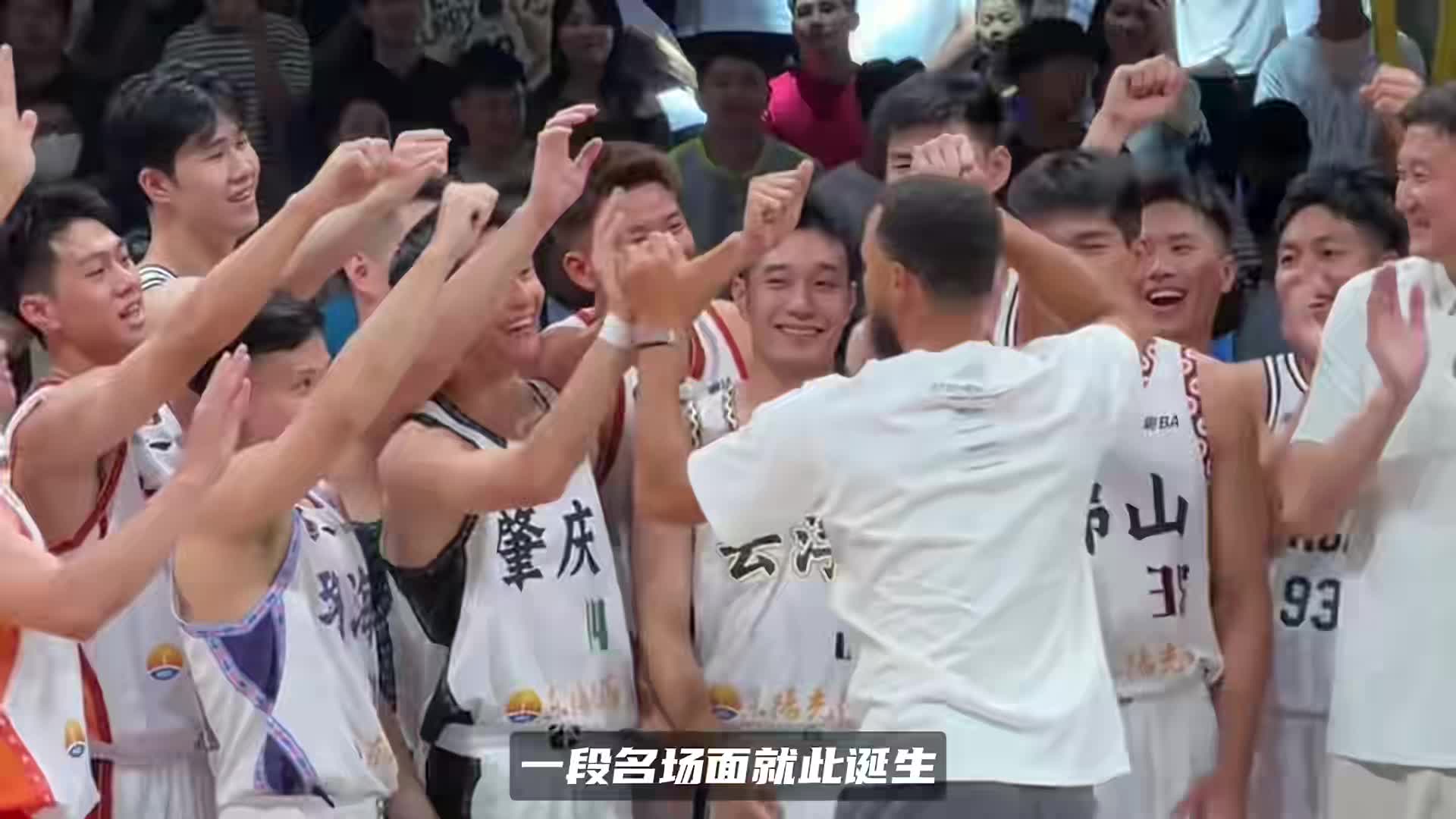 名场面！响起洗脑库里之歌，库里在席位跟随魔性音乐摇摆起舞