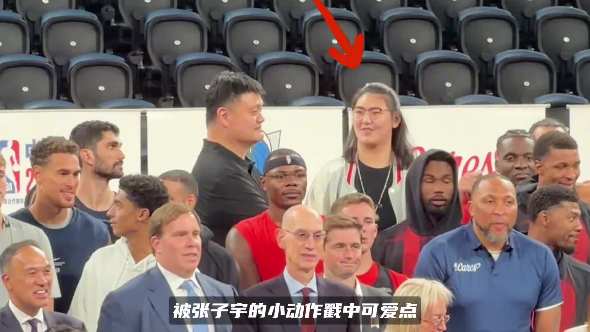 2米26张子宇见到姚明，小心翼翼靠近，巨人体型藏着腼腆少女心
