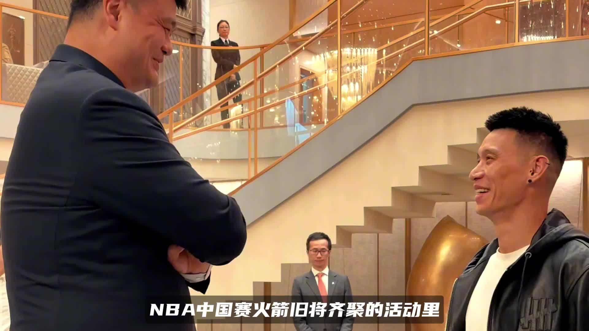 1米91林书豪站2米26姚明身旁！头顶只到肩膀，这反差太直观