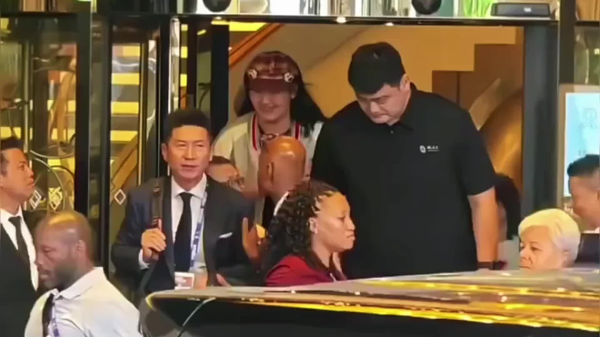 2米26姚明遇上2米26张子宇！想比身高却双双婉拒，太害羞了