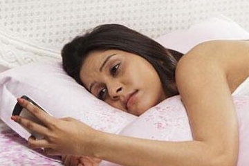 孕妇经常熬夜玩手机时，胎儿也在发生不小的变化，出生后更加明显休闲区蓝鸢梦想 - Www.slyday.coM