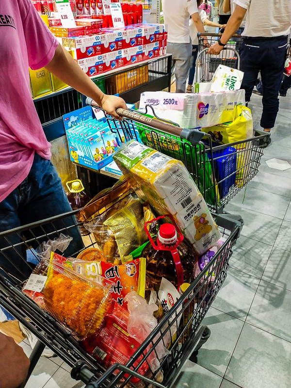 大包小包装满购物车