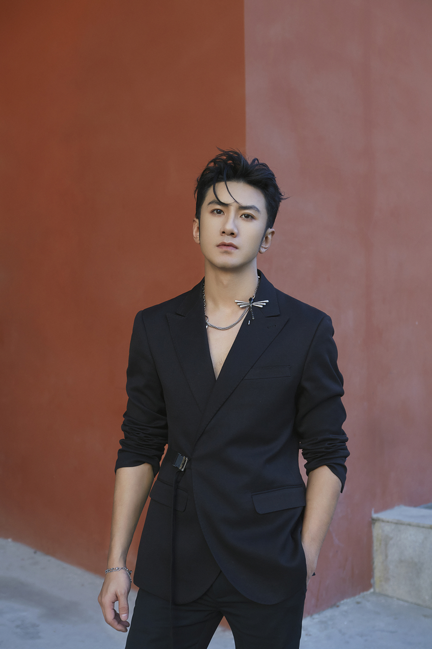 肖顺尧《追光吧!哥哥》晋级总决赛 原创歌曲《21》献给追光者