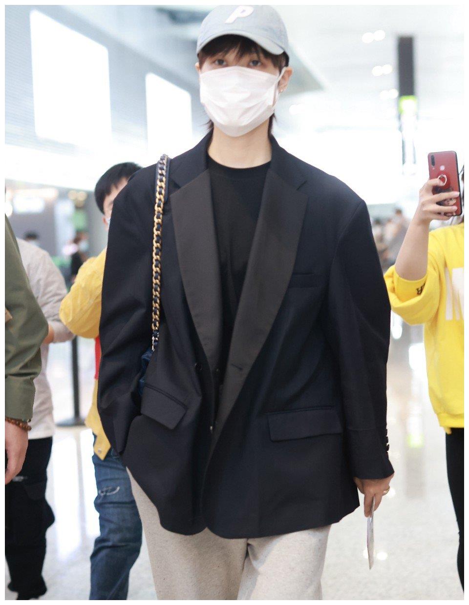李宇春穿西装搭配棒球帽走机场,中性风舒服又有型