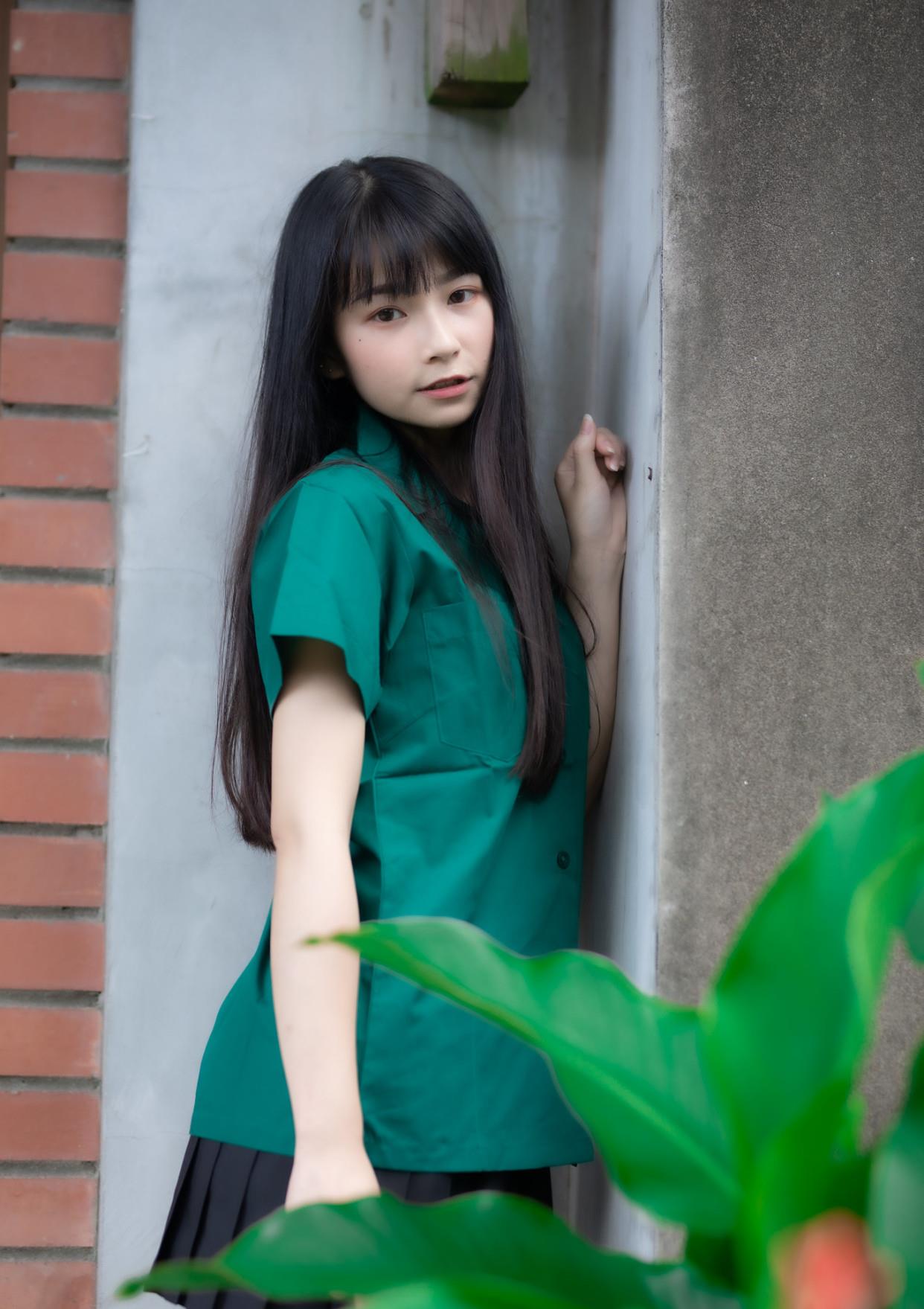 长相不算漂亮的台湾女生青春朝气的面庞看着还是挺养眼