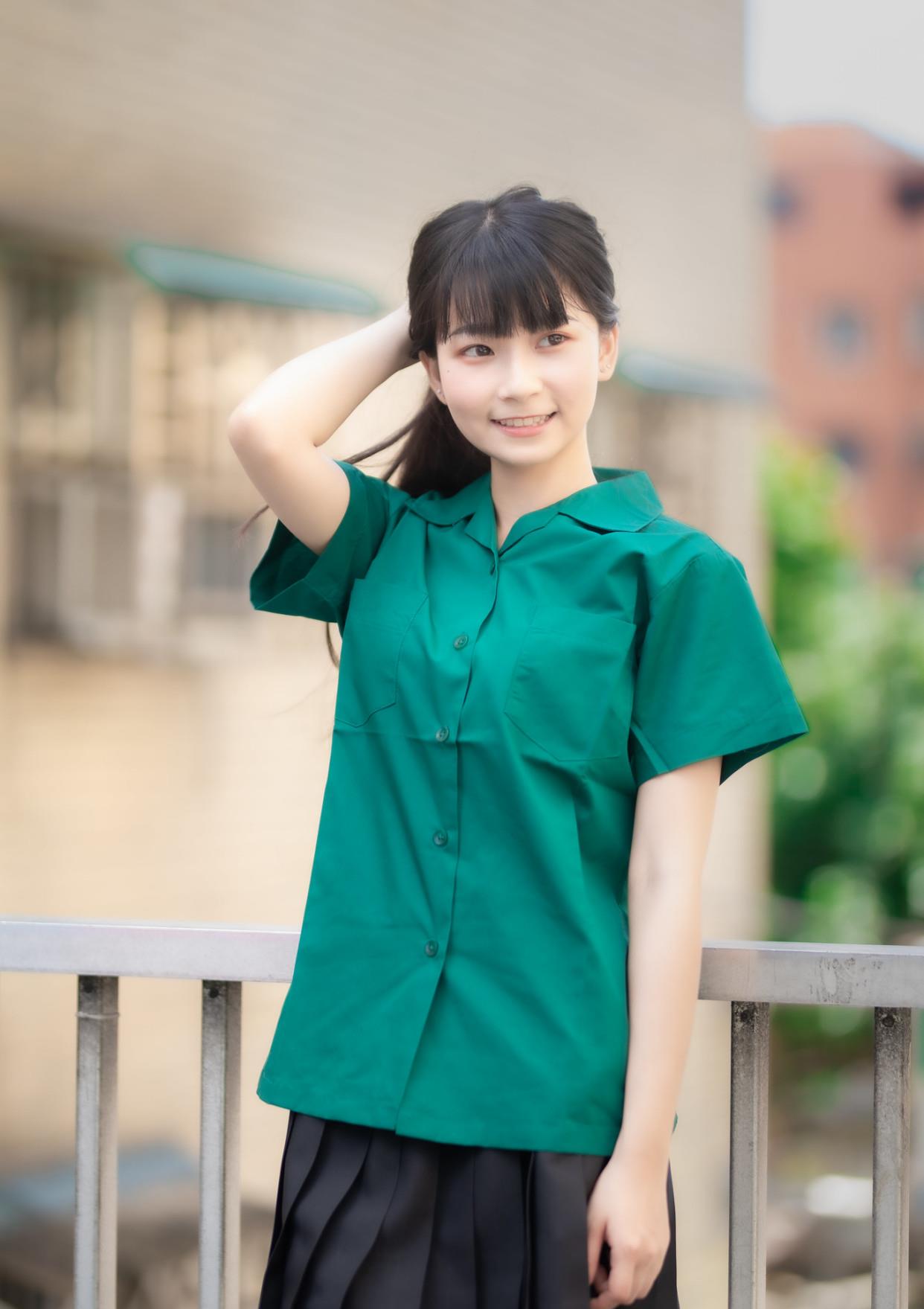 长相不算漂亮的台湾女生青春朝气的面庞看着还是挺养眼