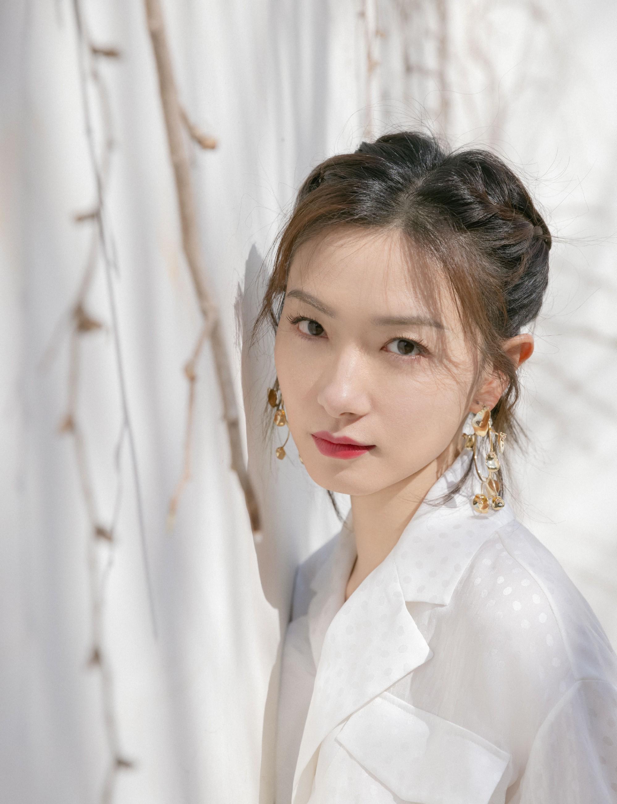 万茜春日阳光下美出天际,衬衣风连衣裙配水晶凉拖,仙气十足