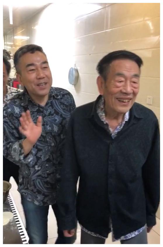 58岁杨议做包子引围观,厨房如饭店后厨,科幻摩托价格成谜