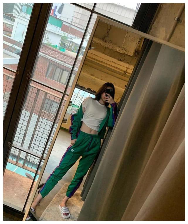 一个集直角肩,蚂蚁腰,天鹅腿于一身的女艺人,美丽来源于自律