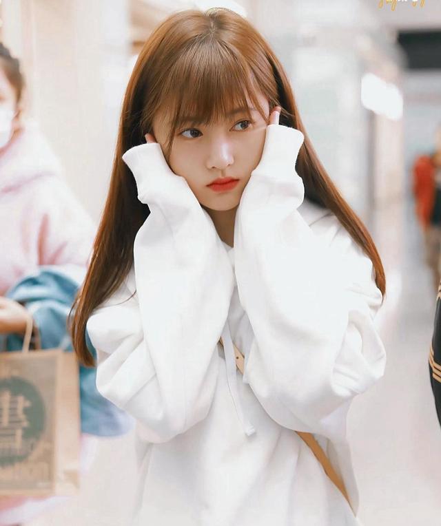 鞠婧祎黄色长发白色卫衣恬静写真!__财经头条