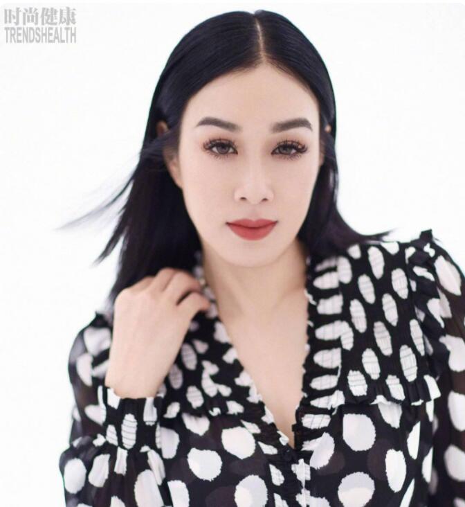 钟丽缇带女儿一起拍时尚封面照，这是要带女儿入圈的节奏么？