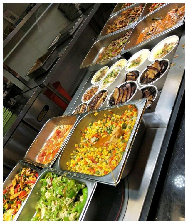 实拍富士康的员工食堂,各种美食应有尽有:网友:看完我想跳槽了