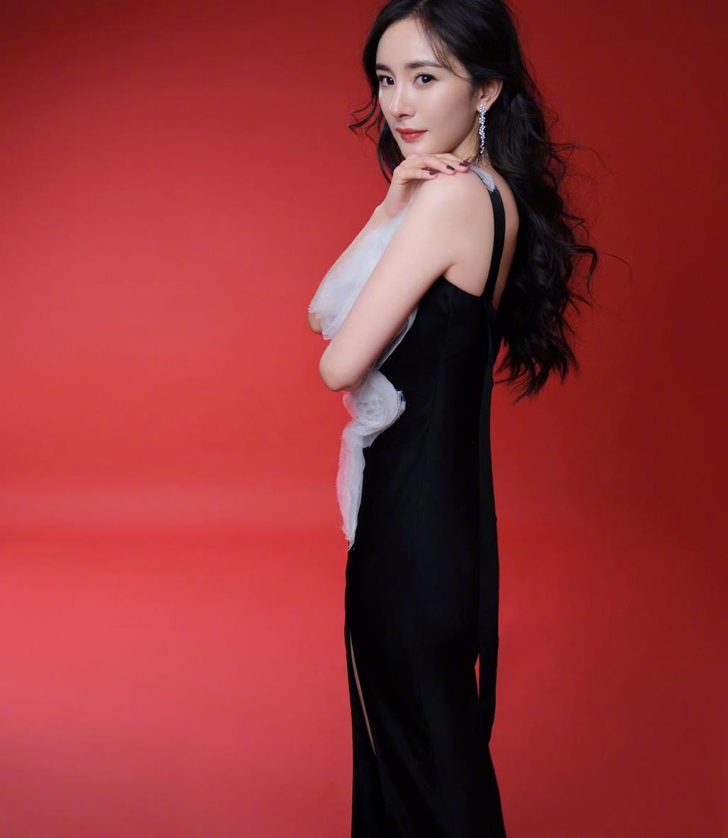 杨幂选黑白配礼服,格外优雅,这一次的礼服造型被美到了