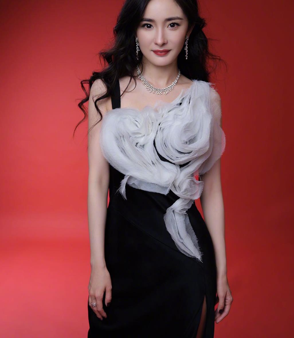 杨幂选黑白配礼服,格外优雅,这一次的礼服造型被美到了