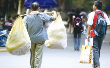 儿子重病推开父亲，临终前的话让父亲落泪，没多久父亲跳河自杀休闲区蓝鸢梦想 - Www.slyday.coM