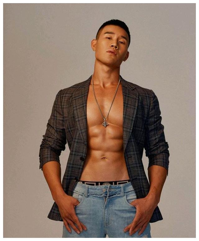 起名"嘎家军",同时他还拉开吴京,张一山等人出视频祝贺"嘎家军"成立