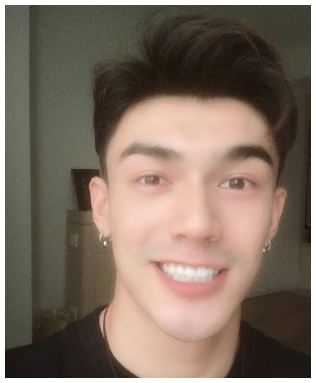 正文  身高挺高,阳光帅气,健壮的娃尔,那是很成熟稳重了,给人感觉很