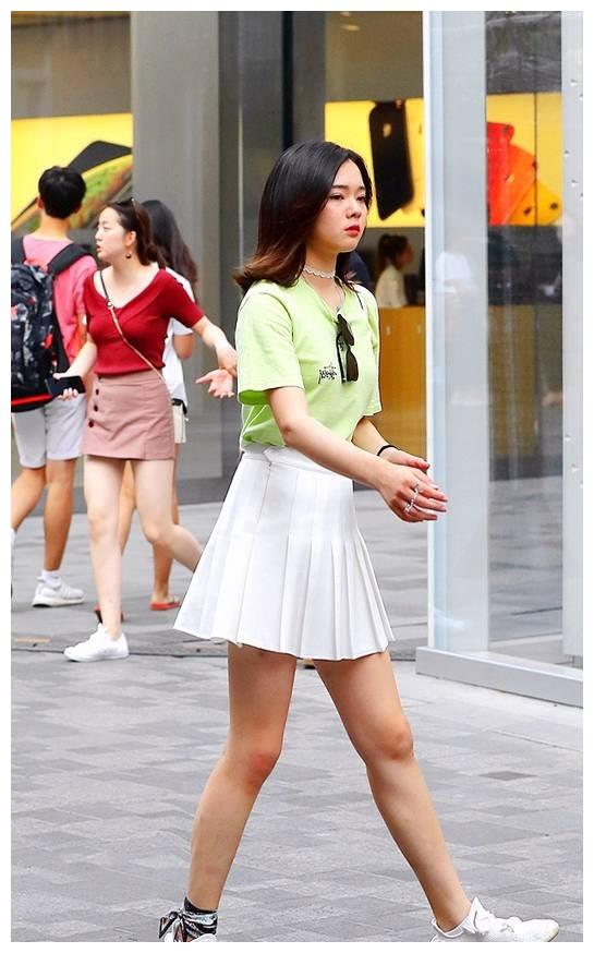 美女穿搭:女生都爱穿短裙,看似漫不经心,轻松穿出时髦感!