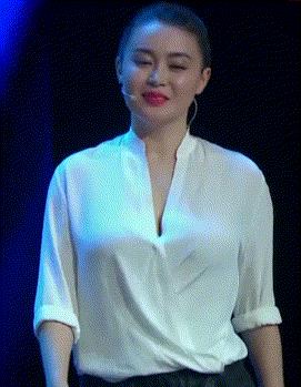 赵本山荧幕搭档关婷娜乡村爱情短发发型被称老气没原来漂亮