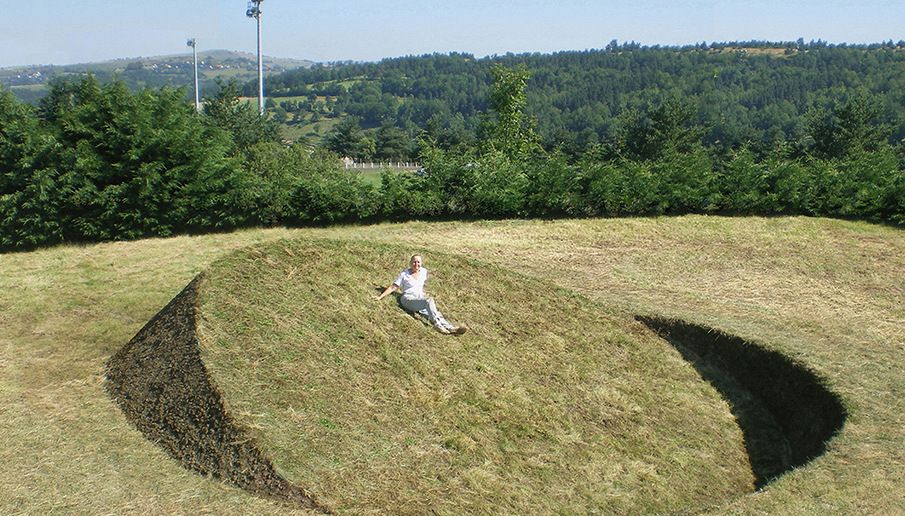 艺术家的脑洞:用一个土堆完美演绎"世间平衡"