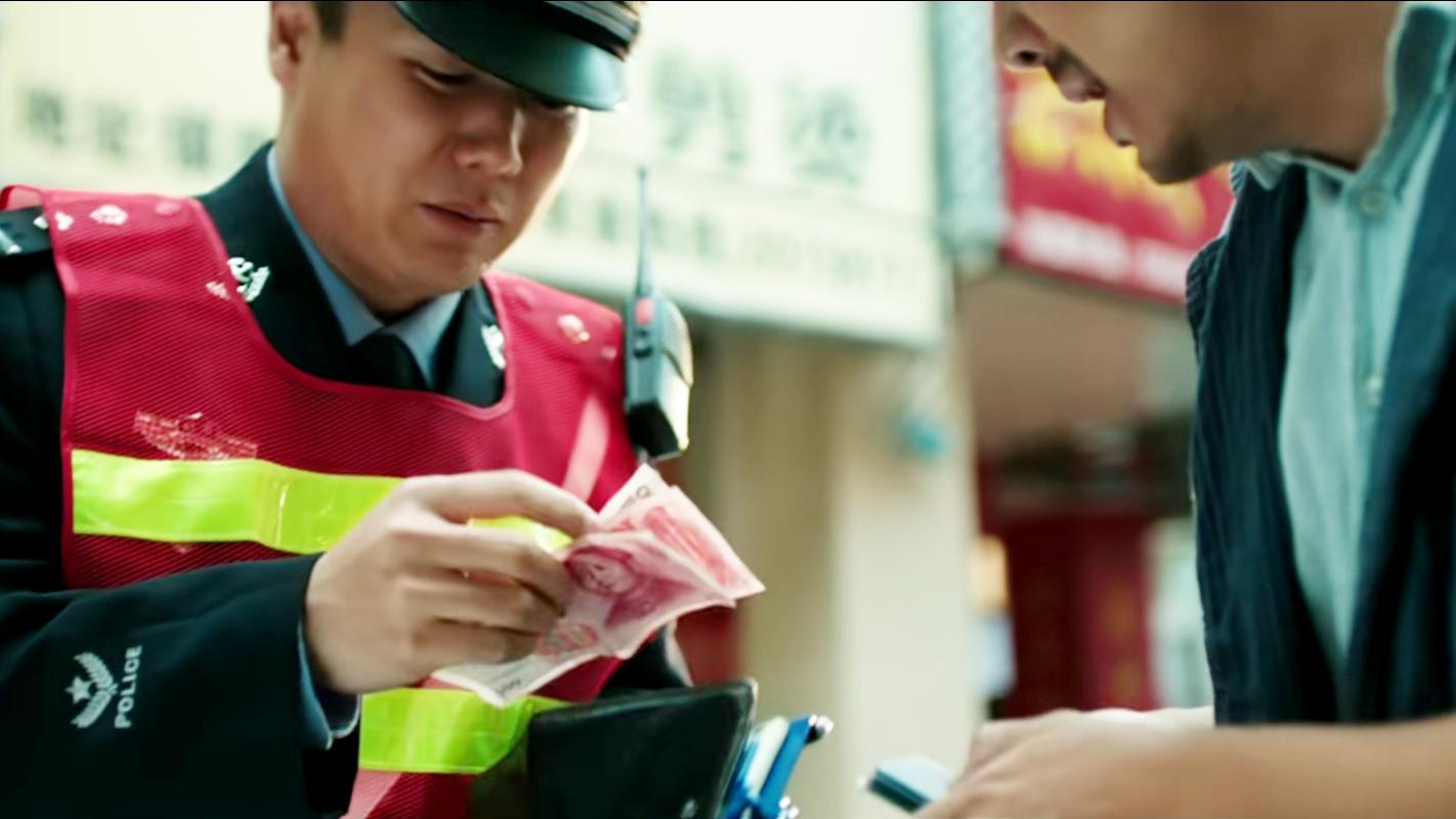 国产剧情电影:小女孩一段哭戏,交警罚款都不罚了,还倒给几百元