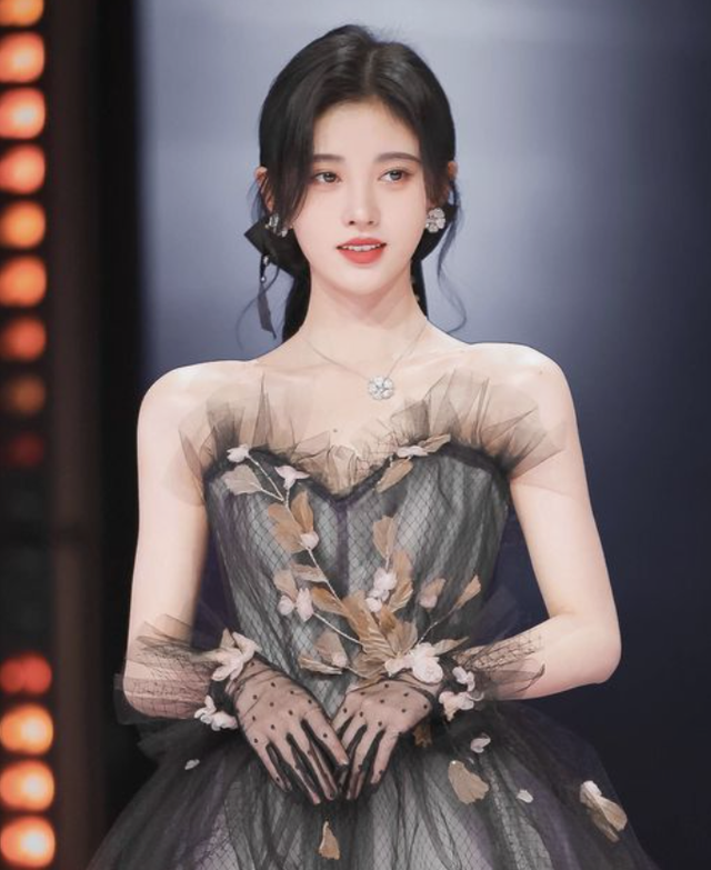 鞠婧祎,穿着礼服的女偶像,真的很漂亮!