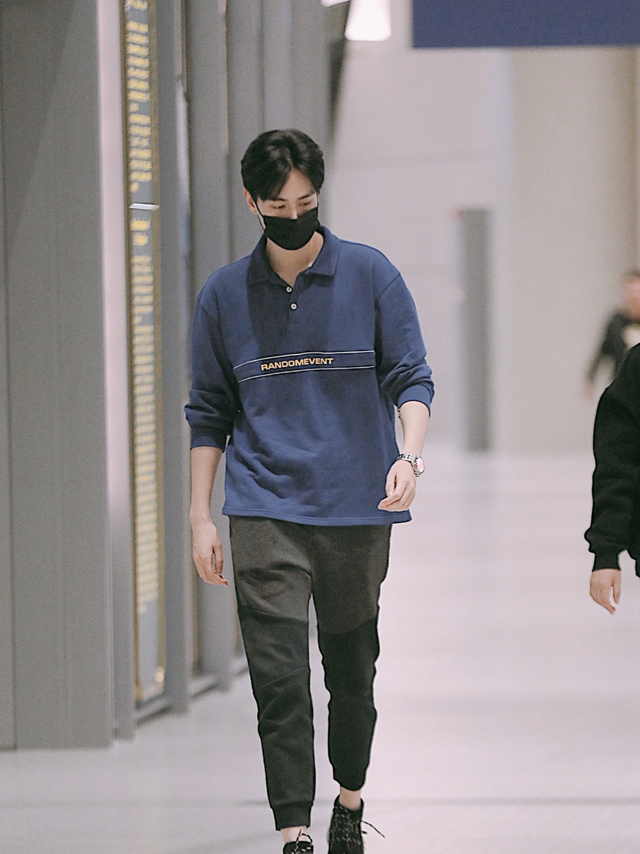 你的帅气学长已上线,胡一天凹起学院风,这工装服也太酷了!