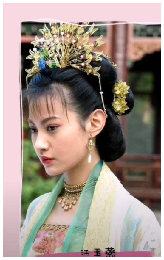 杨雪15年后再扮江玉燕,容貌气质都没变,自拍却丑到被怀疑整容