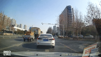 郑州公交公司回应“公交撞翻外卖员”：司机未发现事故，已停职休闲区蓝鸢梦想 - Www.slyday.coM