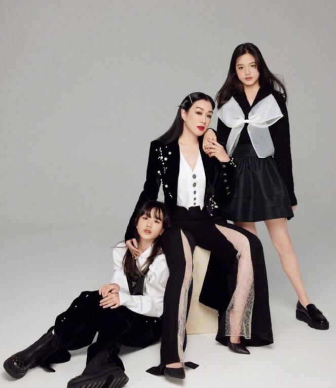 钟丽缇带女儿一起拍时尚封面照，这是要带女儿入圈的节奏么？