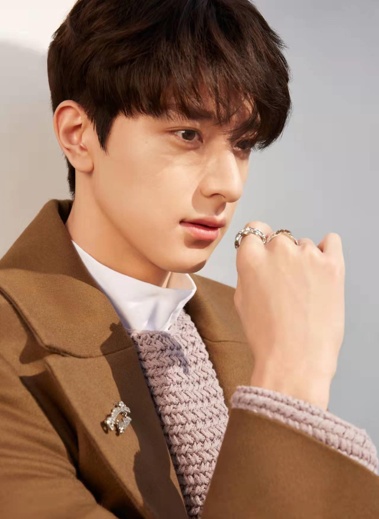 在最开始的时候,成为演员并不是林一的唯一选择,成为偶像也是他计划中