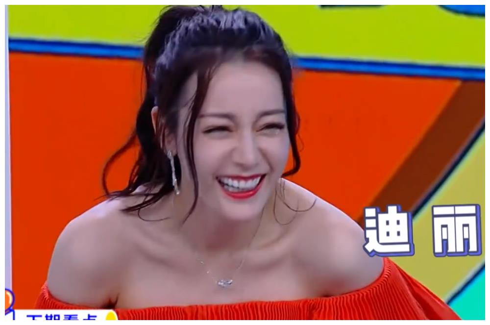 本来迪丽热巴就长得特别漂亮,所以就算是她很随意的穿着,也能体现出她