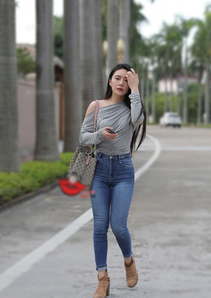 胖身材的女人穿上直筒牛仔裤,显高藏肉潮流时尚