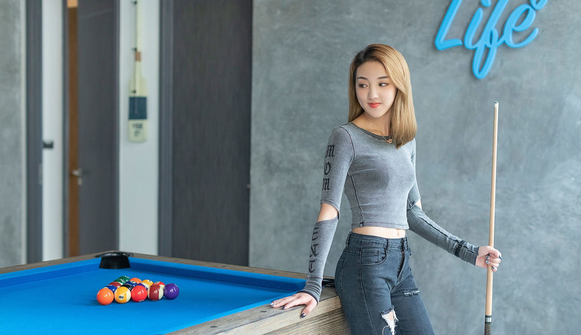 灰色上衣搭配上灰色的牛仔裤,台球美女搭配的实在是太好了
