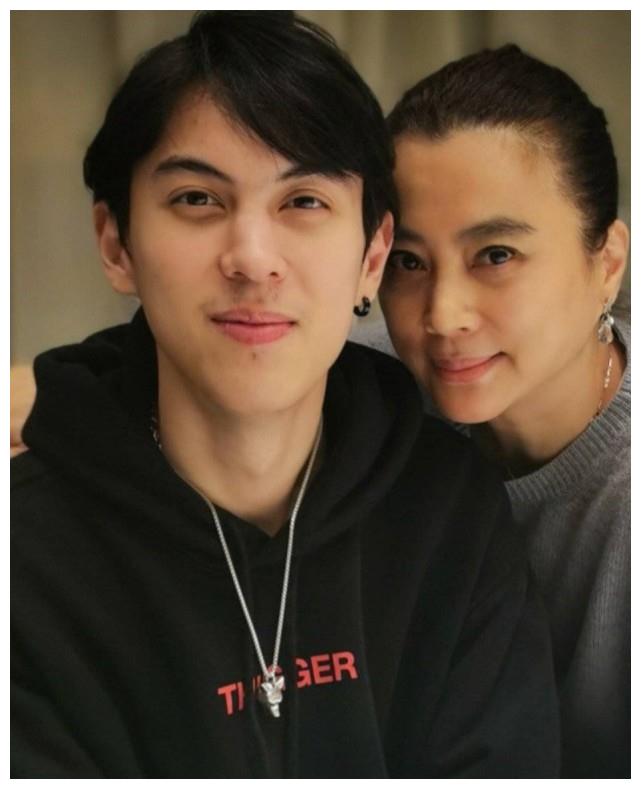 李玲玉的混血儿子杰西和她一起生活,已经是1.