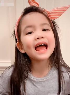 她的哥哥杨雨辰担心妹妹,所以一直在屋子里走来走去,期间不断劝说杨烁