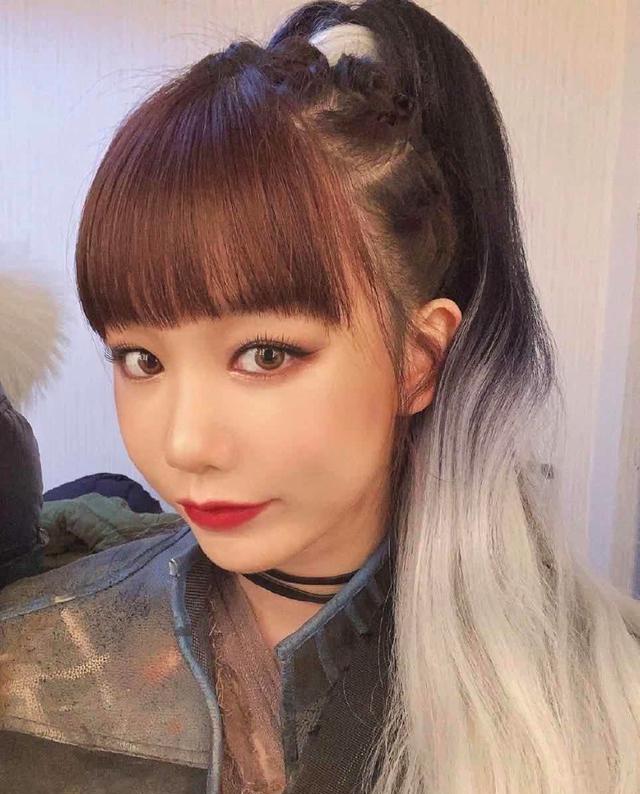 徐梦洁大玩变装造型穿皮夹克配皮短裤a爆奶奶灰马尾又美又飒