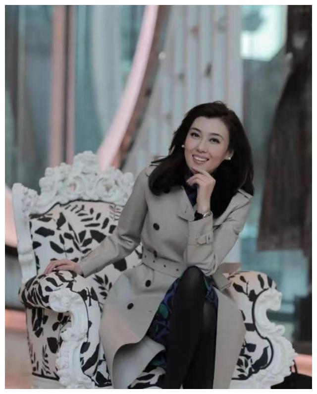 41岁央视主播李红近照曝光气质绝佳堪称直男斩人气比董卿还高