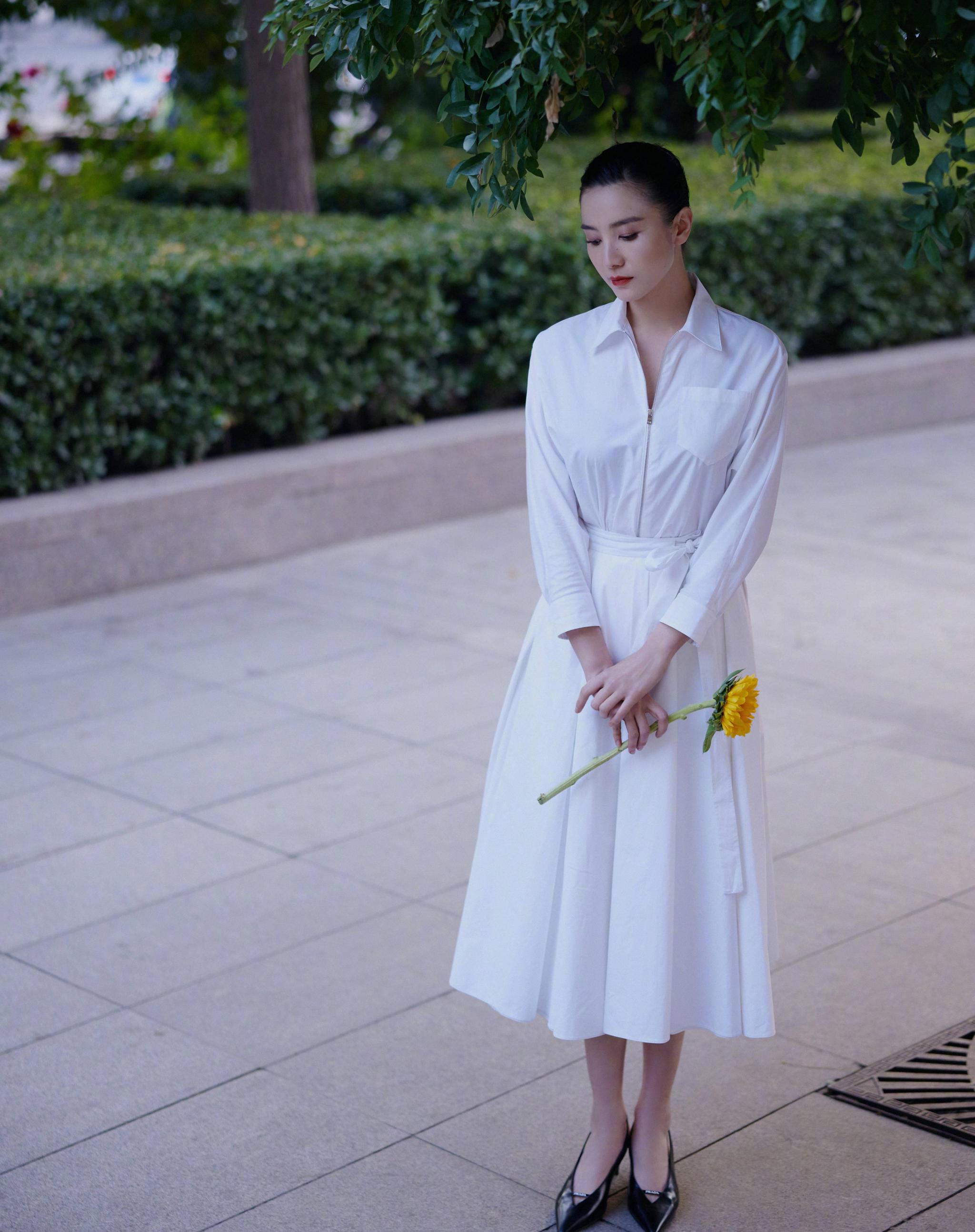 40岁宋佳状态超年轻摇滚风造型拍大片不羁利落又美又飒