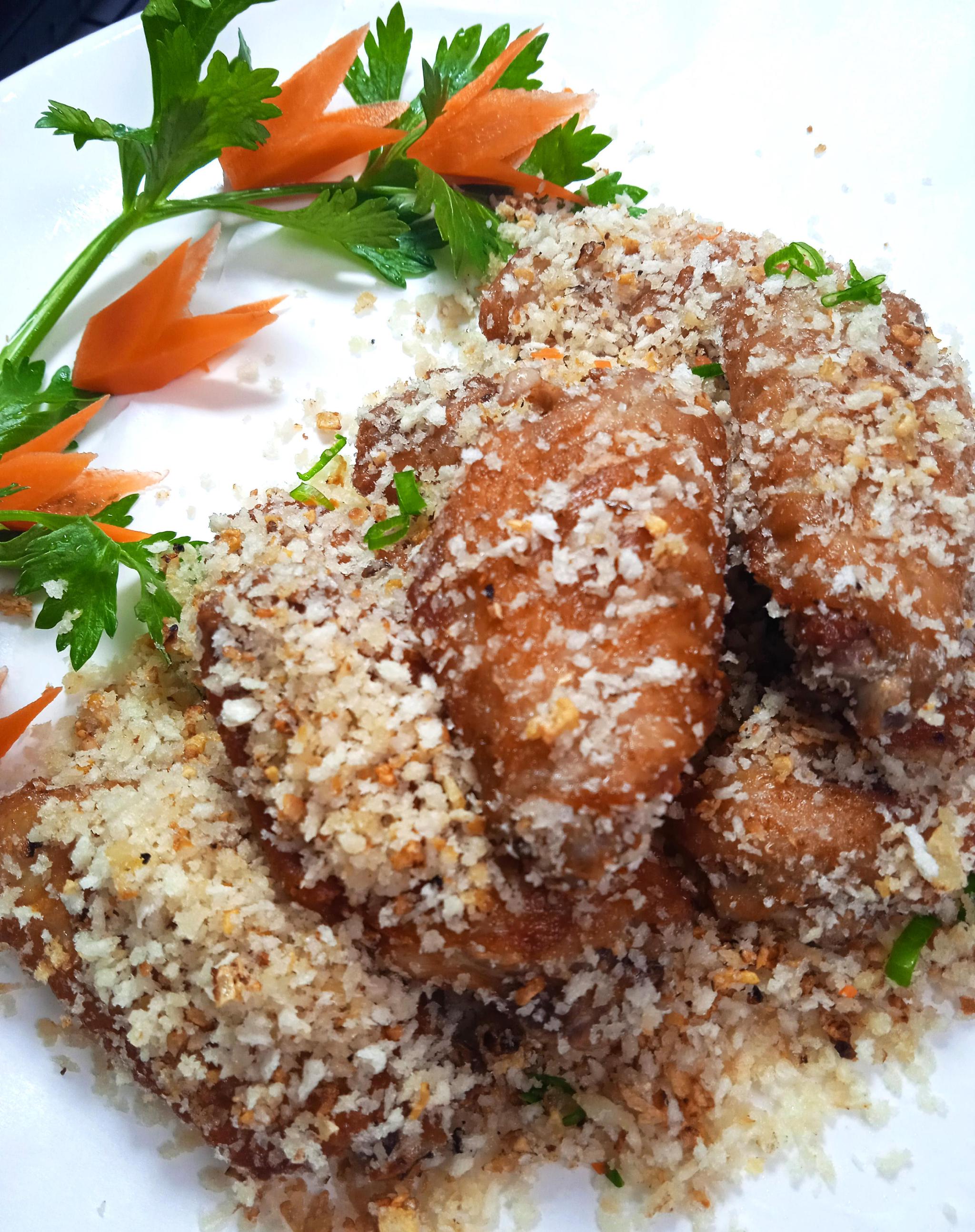 美食制作蒜香四溢的避风塘鸡翅安排