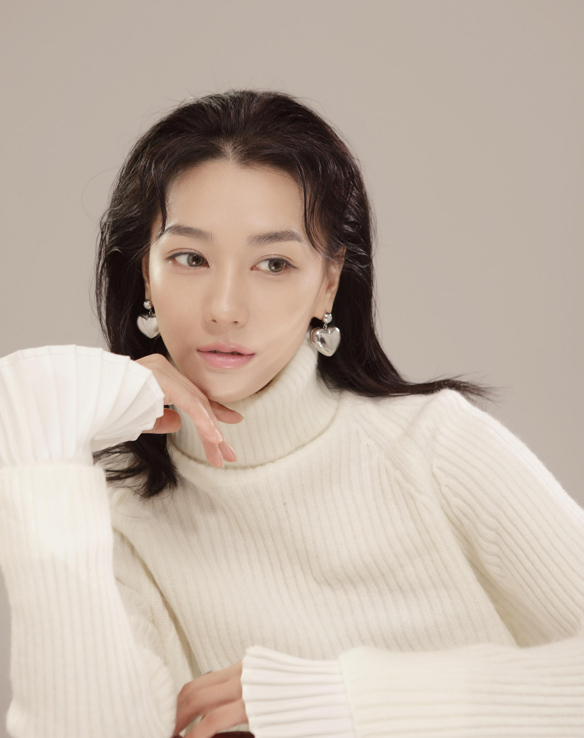 裘斯曝冬日明媚写真 简约穿搭尽显质感chic__财经头条