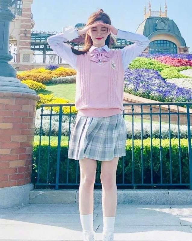 鞠婧祎穿jk裙逛公园,造型又粉又嫩,90后的她美出了00后的气质__财经