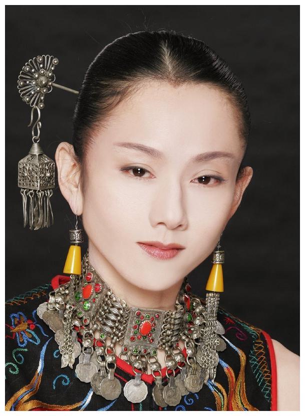 62岁杨丽萍拥有娱乐圈最美的一张玉背,不生孩子她依然是传奇女性