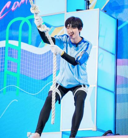 丁程鑫前脚刚刚错过《快本》,后脚立马被安排担任《向往》飞行嘉宾