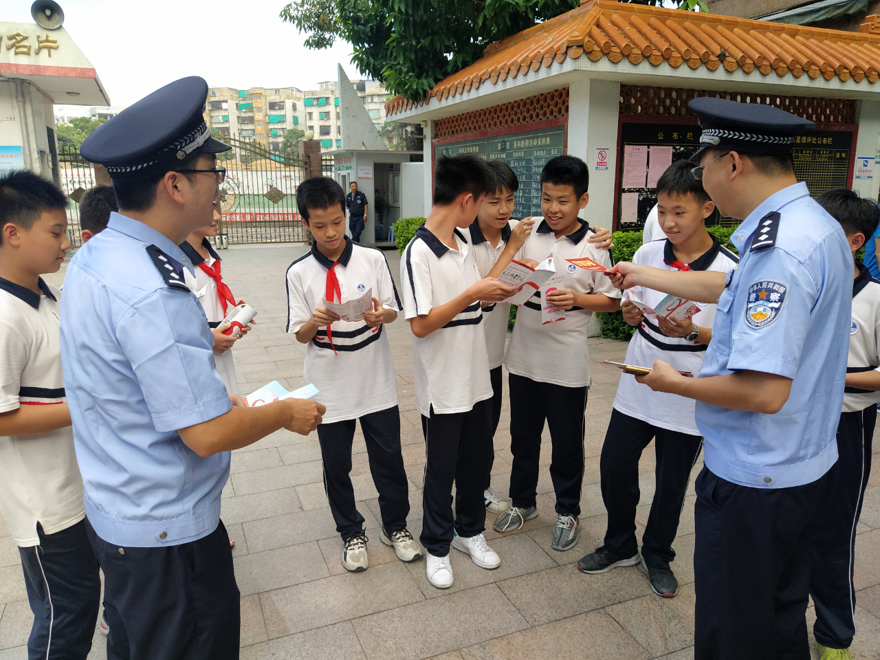 金平公安分局禁毒大队民警协同社工,社区工作人员来到玉兰中学,向学校