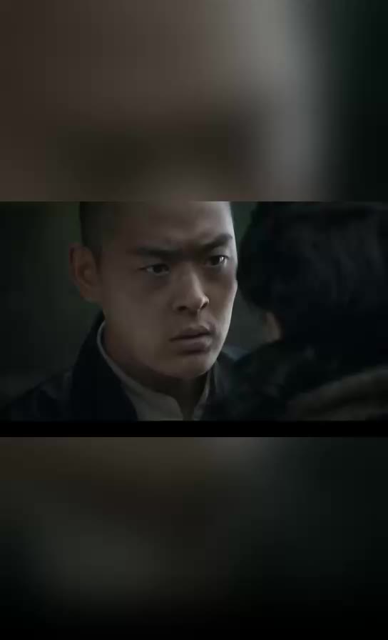 雾柳镇大红和黑狗依依不舍地告别