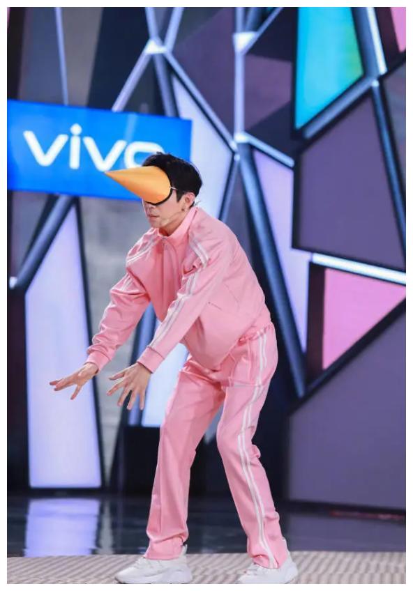 何老师因"嘴瓢"上热搜,穿上黑色西装服,谁能看出他40多岁了