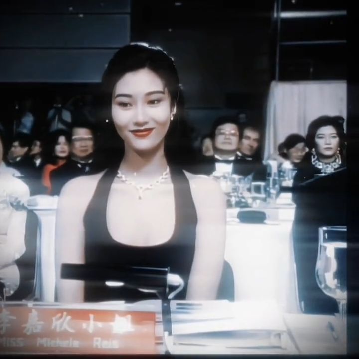 那年香港还没回归，所有嘉宾穿着西式礼服，唯有星爷一身中山装