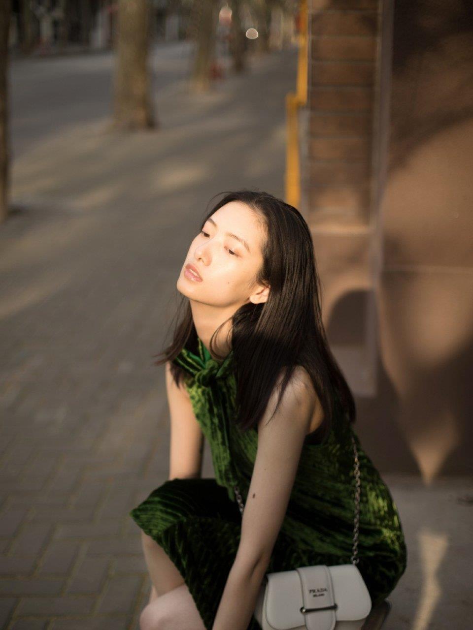 项偞婧不愧是超模届的黑马,穿3万4的绿色天鹅绒裙,冷艳清爽_高清图集